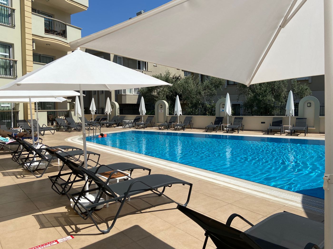 Club-Karakas-Pool-11