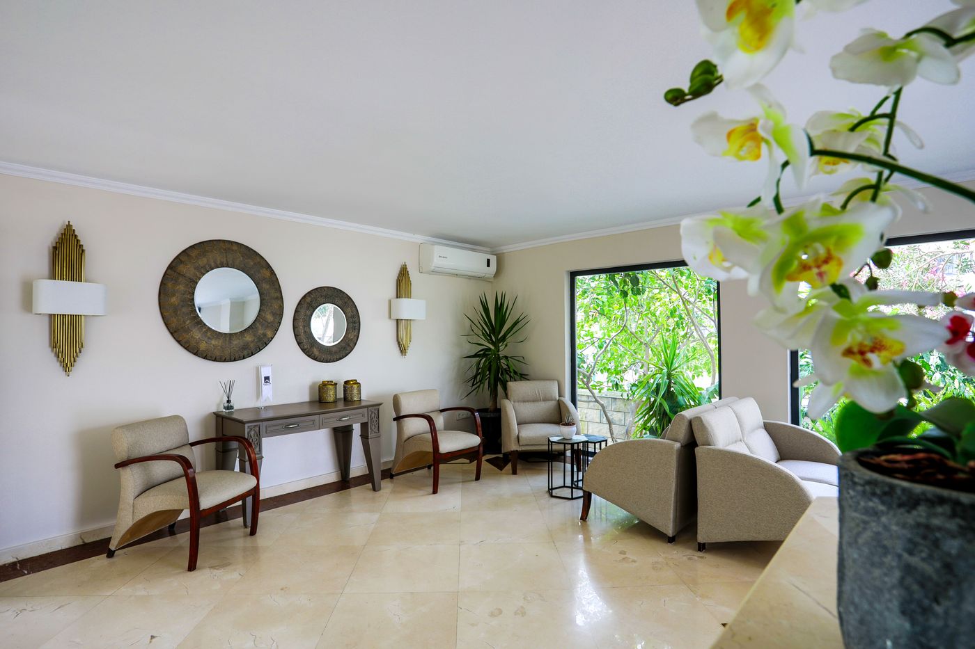 Moonshine-Hotel---Suites-Lobby-22