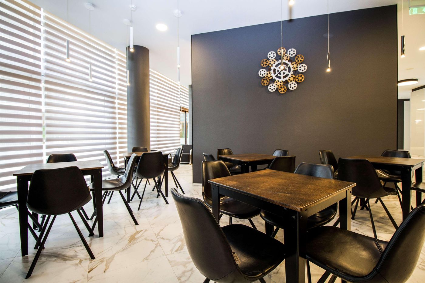 Best-Western-Plus-Premium-Inn-Bar-32