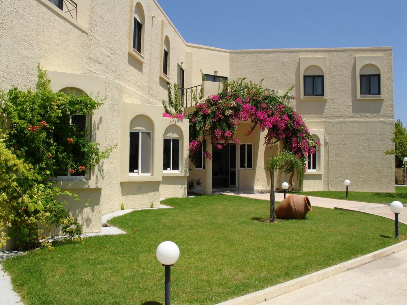 Summerland-Hotel-and-Bungalows-General-view-11