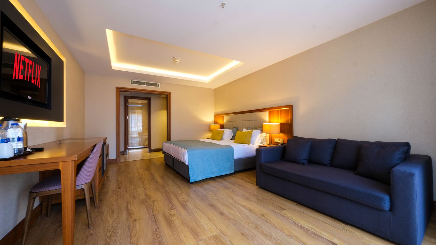 Endless-Art-Hotel-Room-22