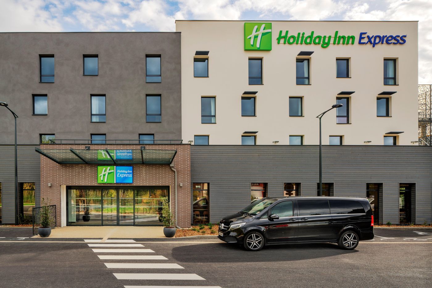 Holiday-Inn-Express-Marne-La-Vallee-Val-D-Europe-General-view-3