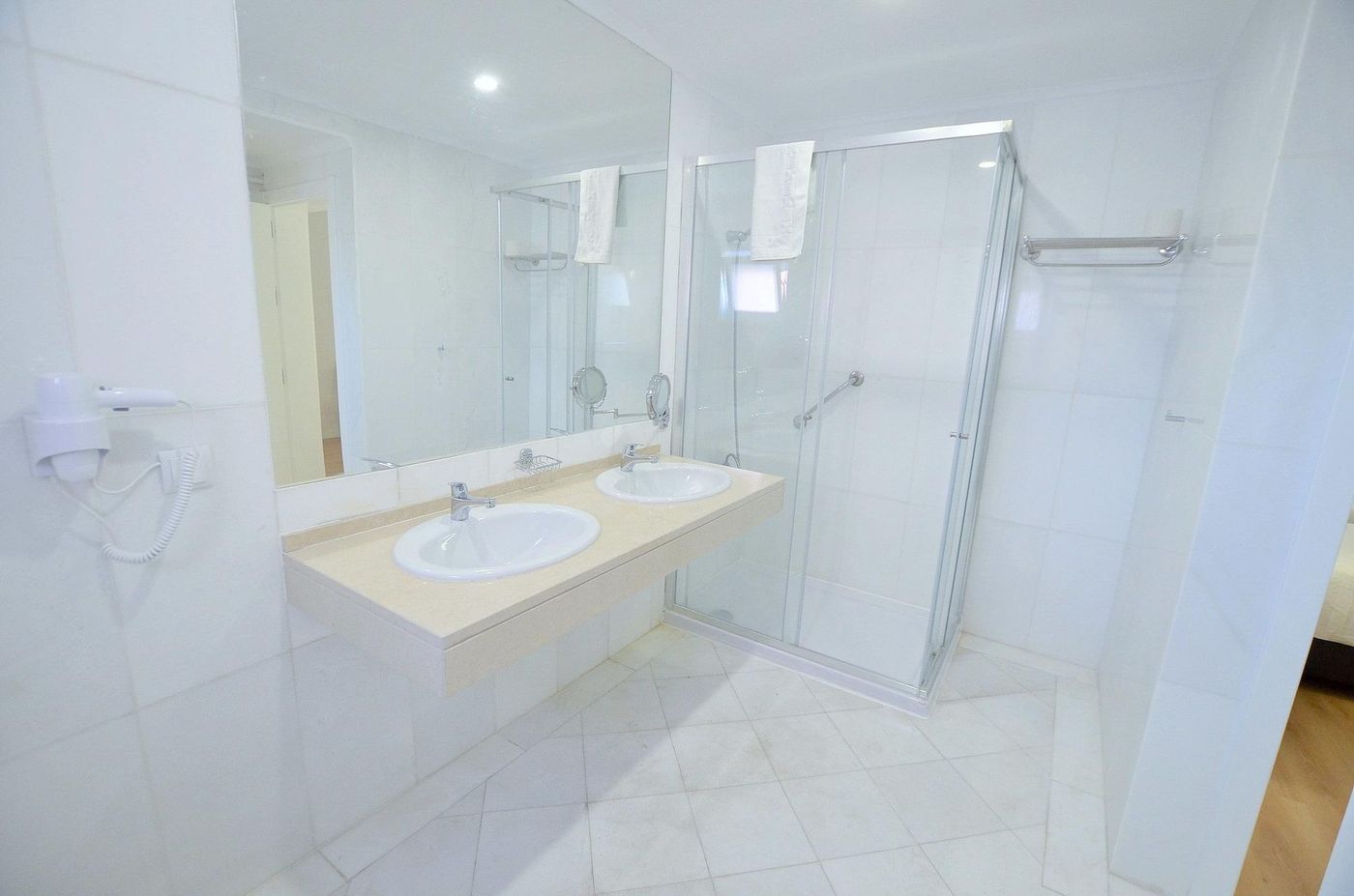 HILLTOP-OASIS---Lisbon-Lux-Oeiras-Resorts-Room-27