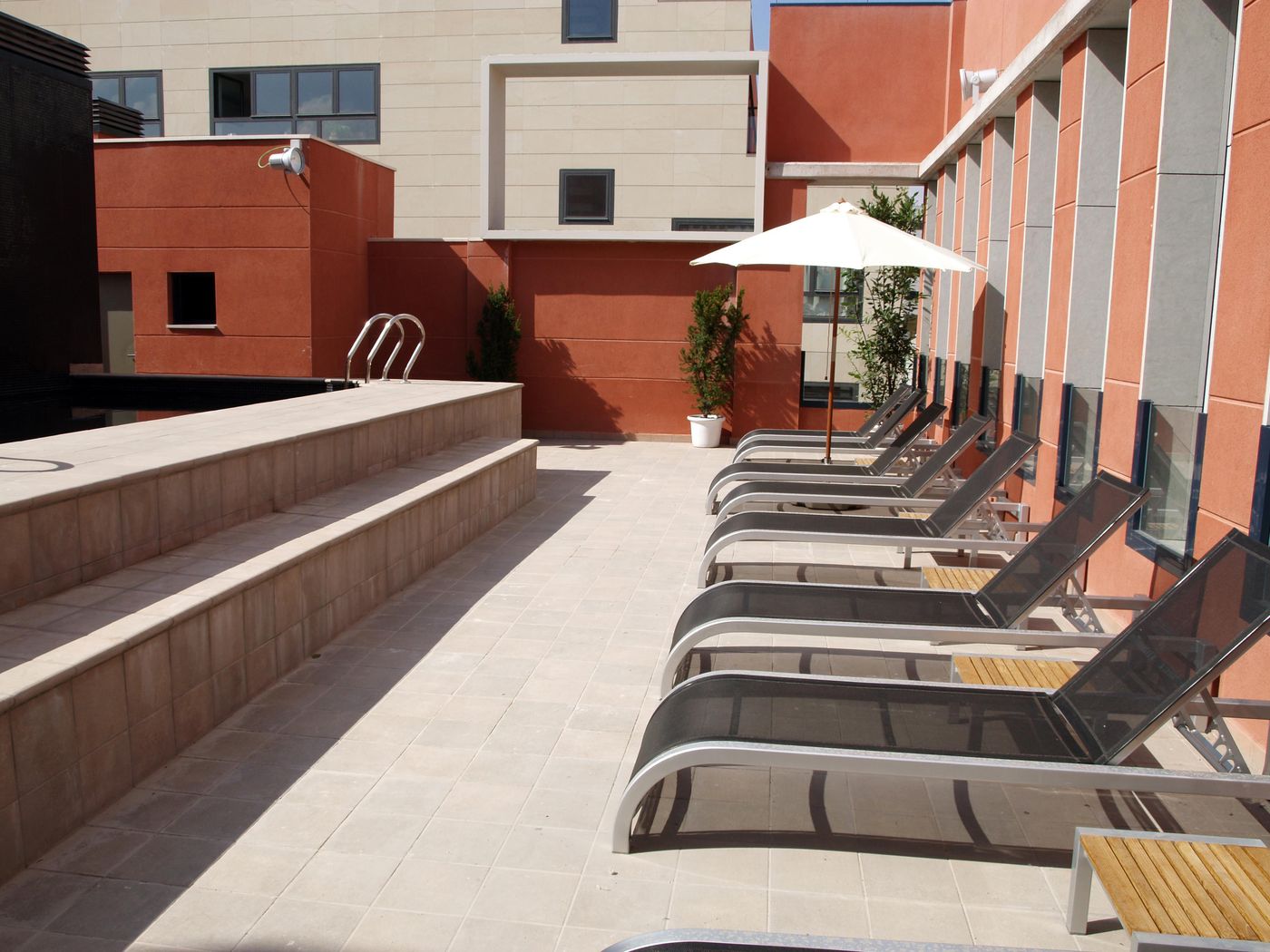 Eco-Alcala-Suites-Pool-4