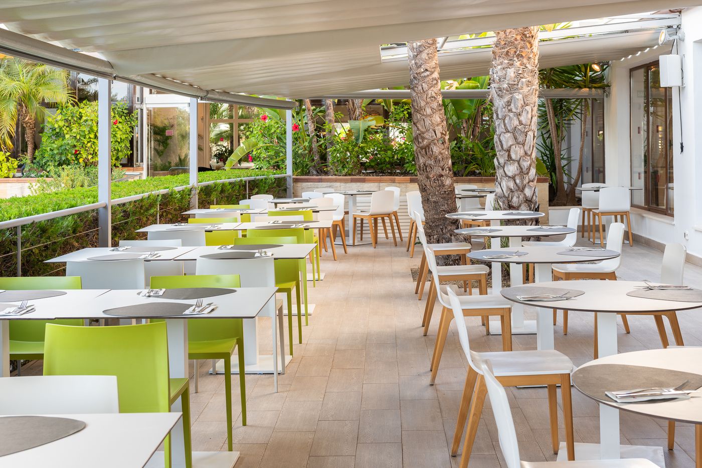 Leonardo-Royal-Hotel-Ibiza-Santa-Eulalia-Restaurant-12