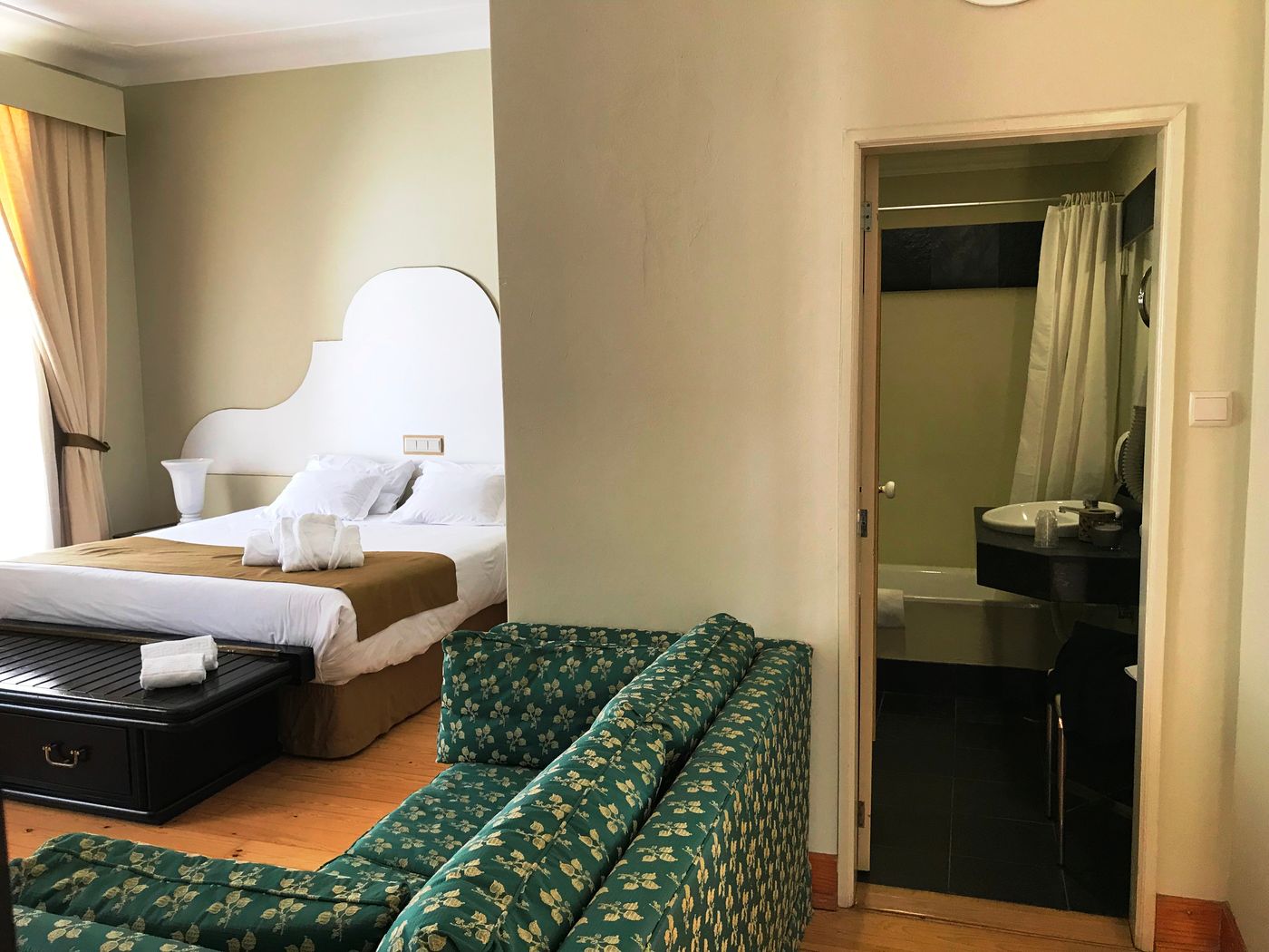 Hotel-De-Moura-Room-19