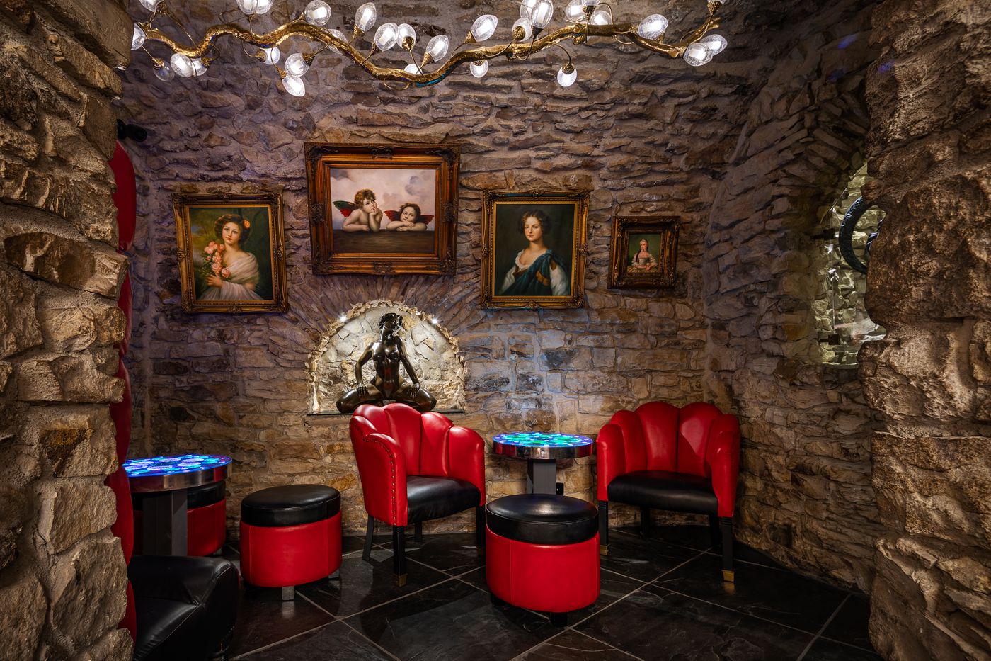 Hotel-U-Zlateho-Stromu-Prague-by-BHG-Bar-19