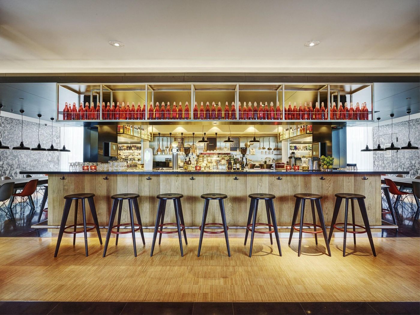 Citizenm-Schiphol-Airport-Hotel-Bar-16