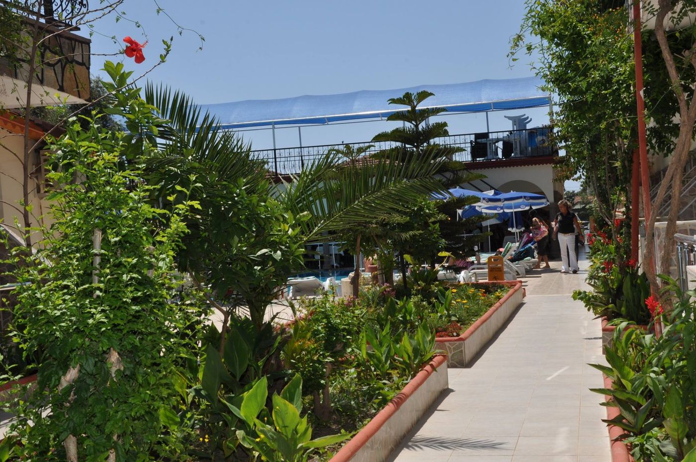 Side-Sunberk-Terrace-13