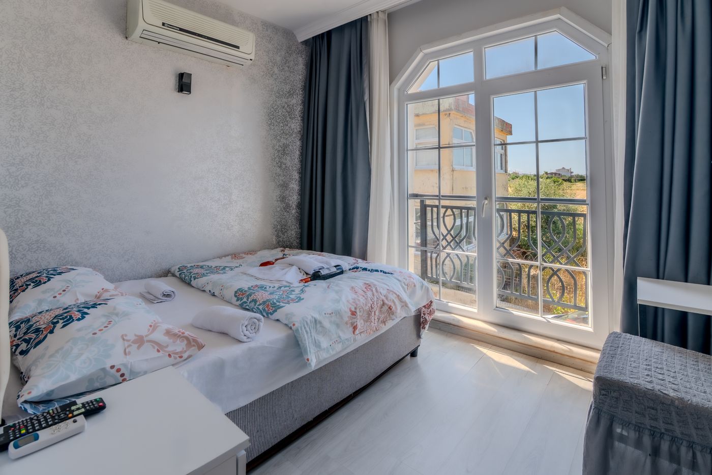 Airport-Black-Sea-Hotel---Restaurant-Room-6