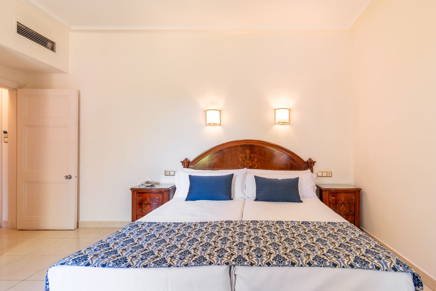 Hoteles-Globales-Reina-Cristina-Room-20