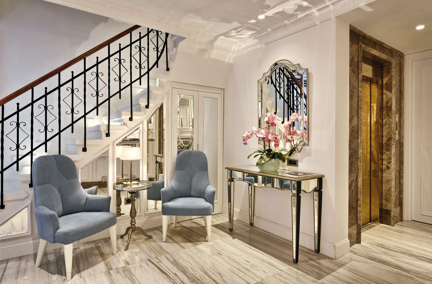 Mirrors-Hotel-Taksim-Lobby-9