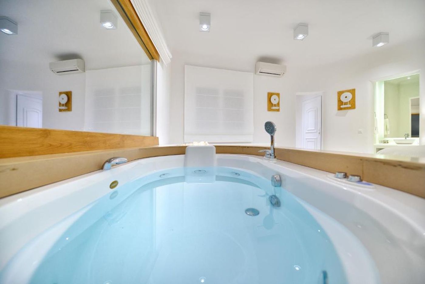 Saint-John-Hotel-Villas---Spa-Room-85