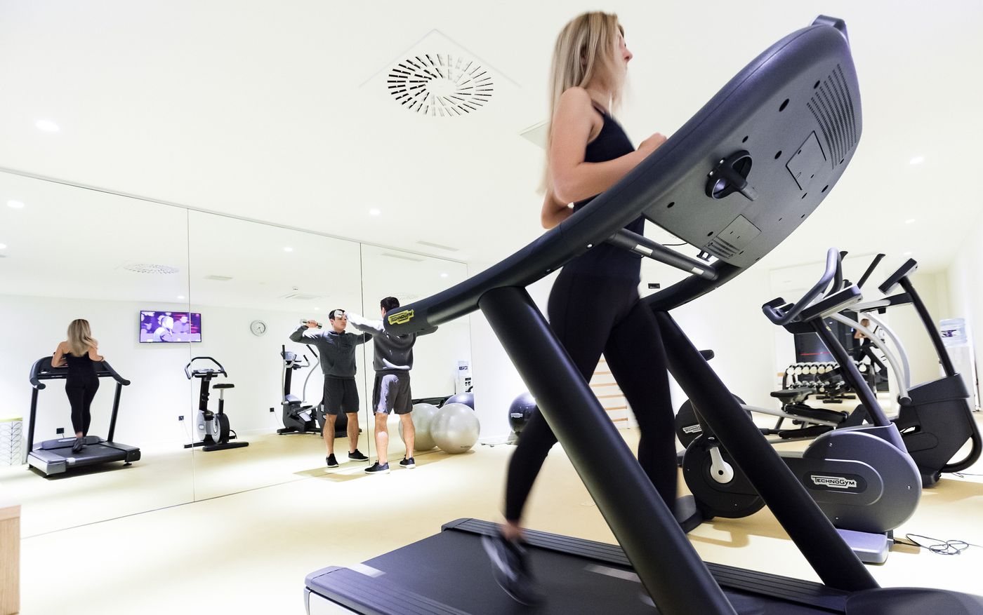 One-Suite-Hotel-Sports-and-Entertainment-60