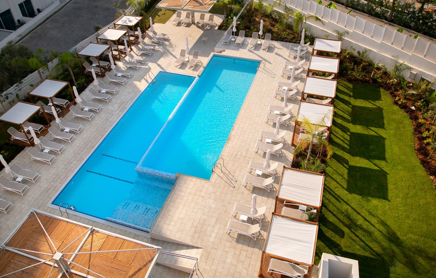 Vangelis-Hotel---Suites-Pool-8