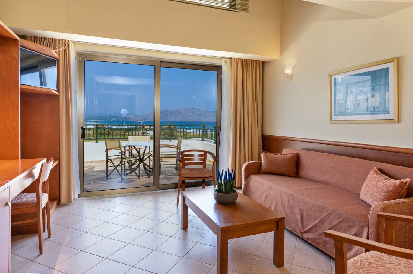 Hydramis-Palace-Beach-Resort-Room-51