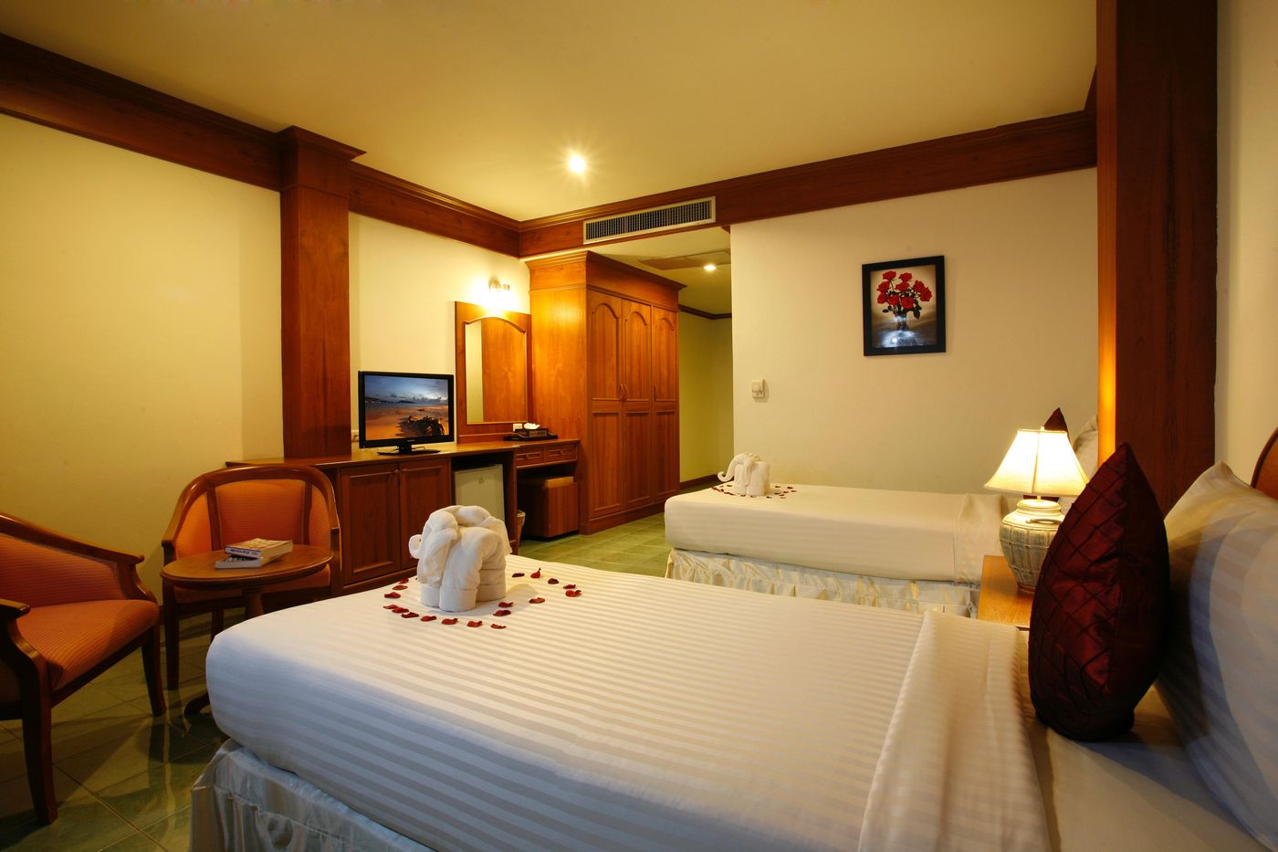 Jiraporn-Hill-Resort-Patong-Room-14