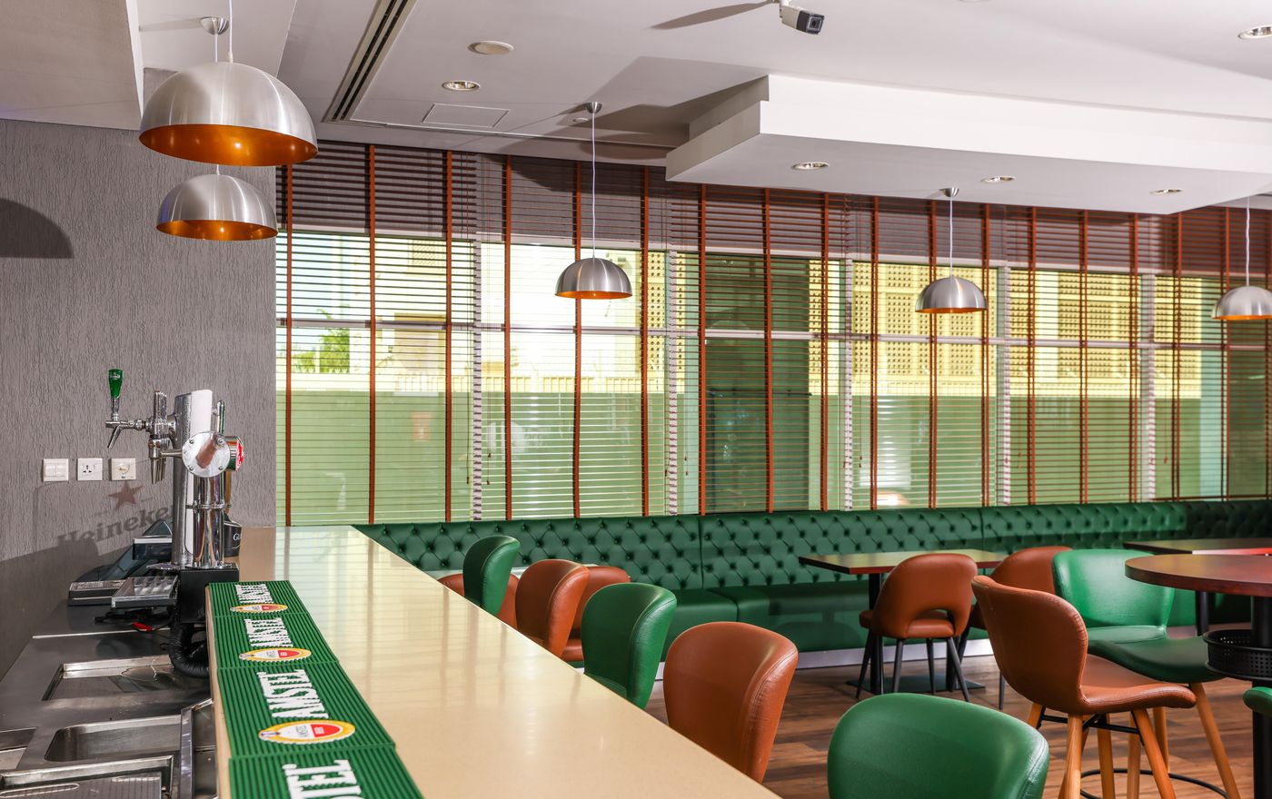 Holiday-Inn-Express-Jumeirah-Bar-27