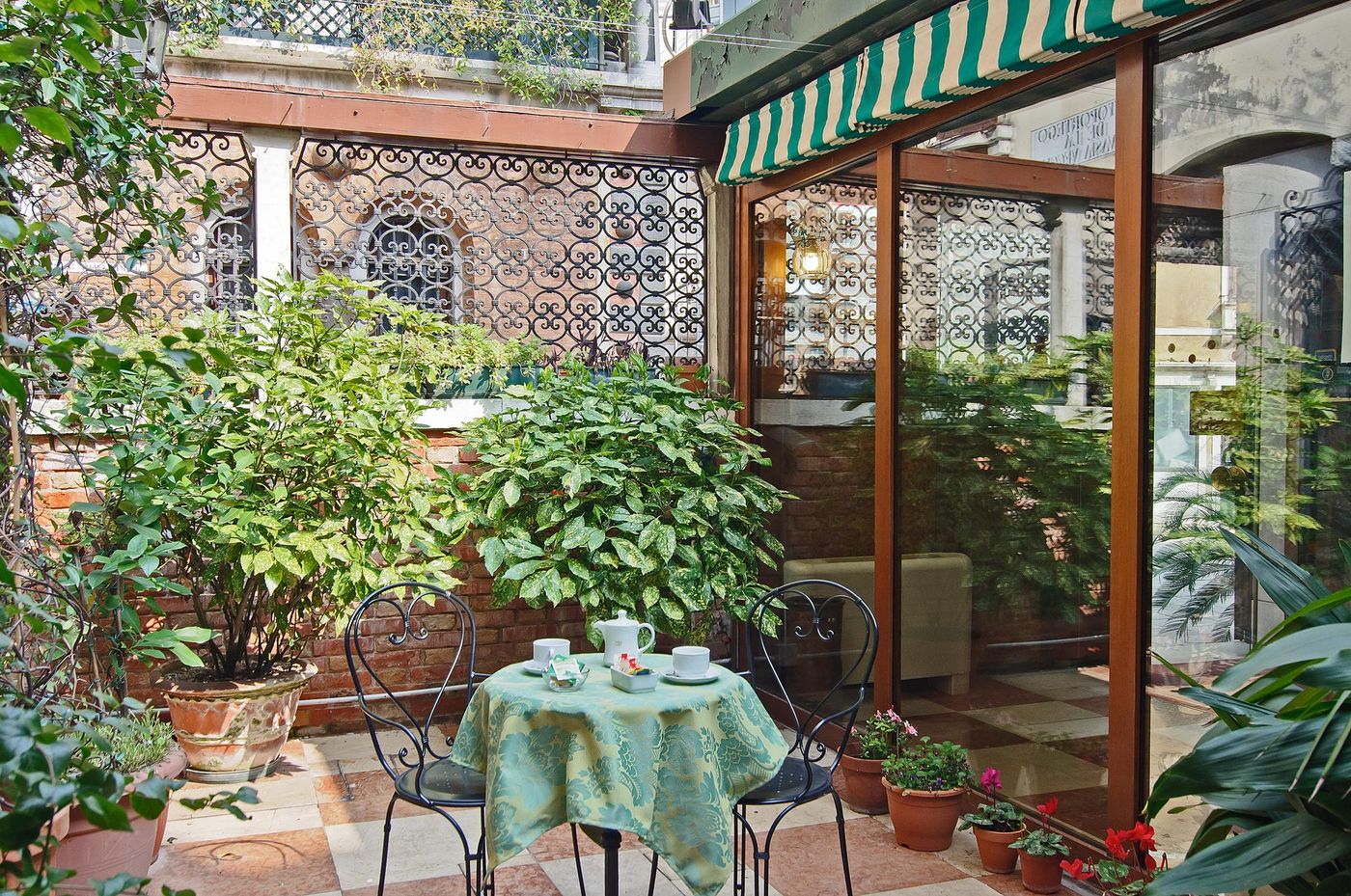 La-Fenice-et-des-Artistes-Terrace-76