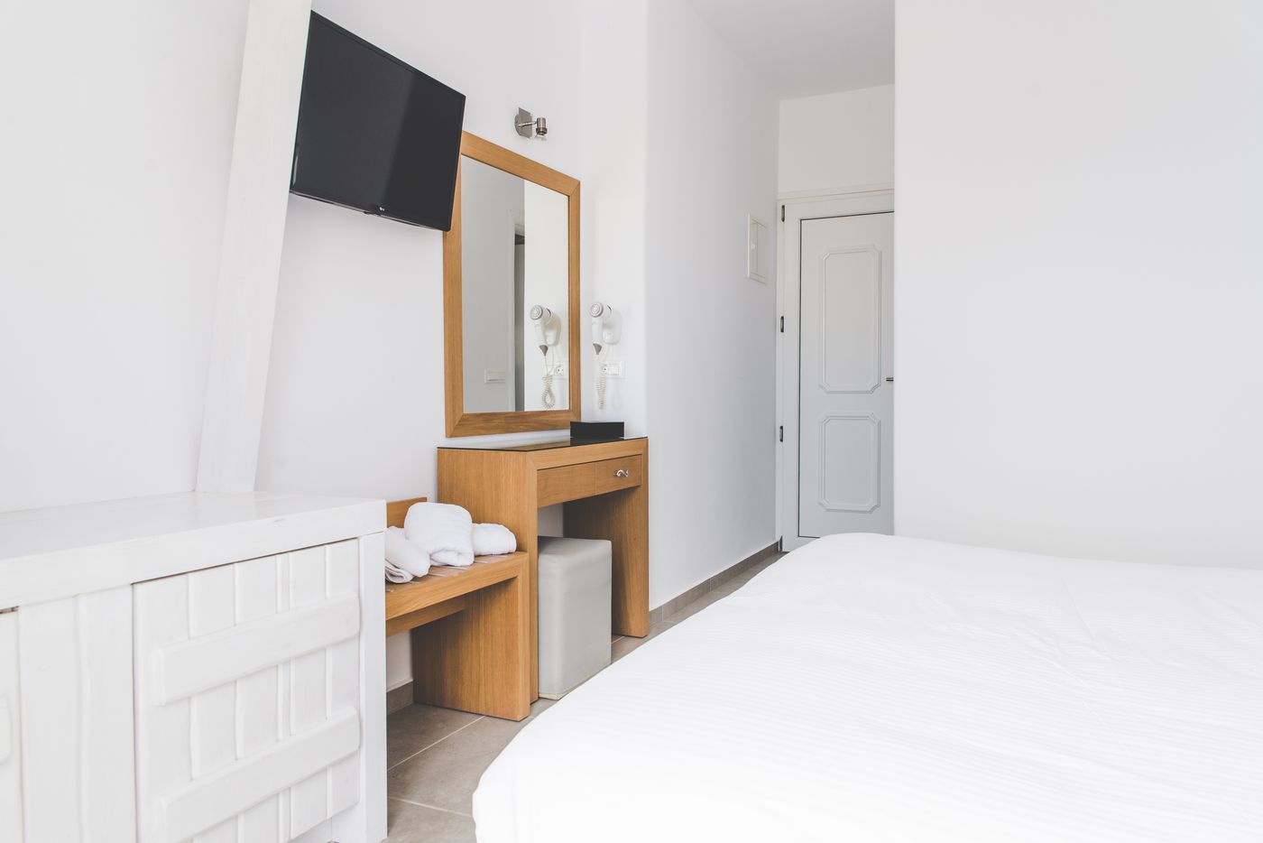 Super-Paradise-Hotel-Room-27