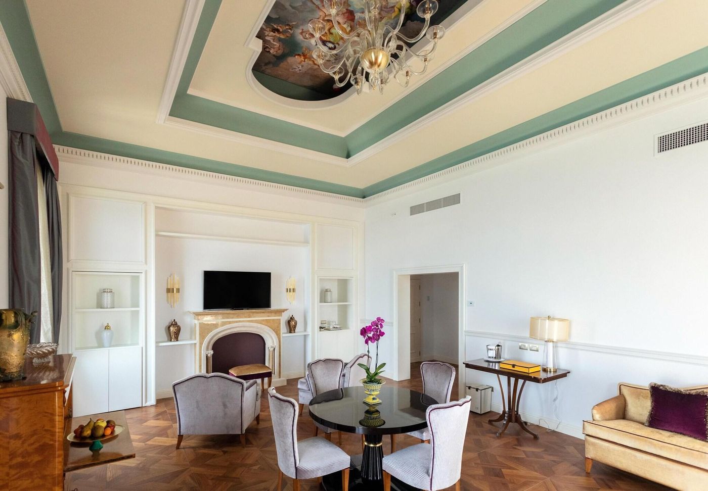 Des-Etrangers-Hotel---Spa-Room-19