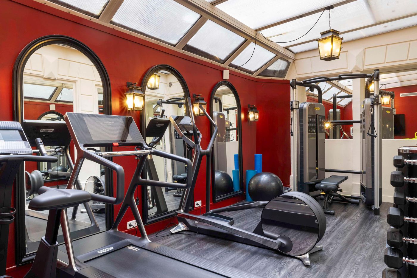 Hotel-Le-Belmont-Paris-Sports-and-Entertainment-35