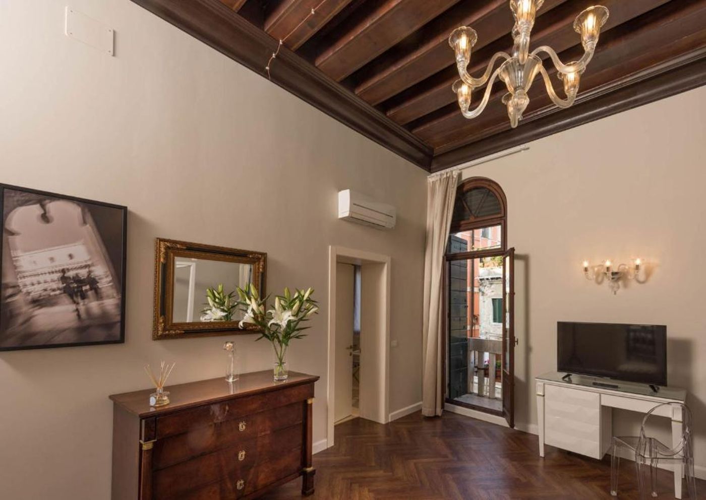 Sonder-Salute-Palace-Room-47