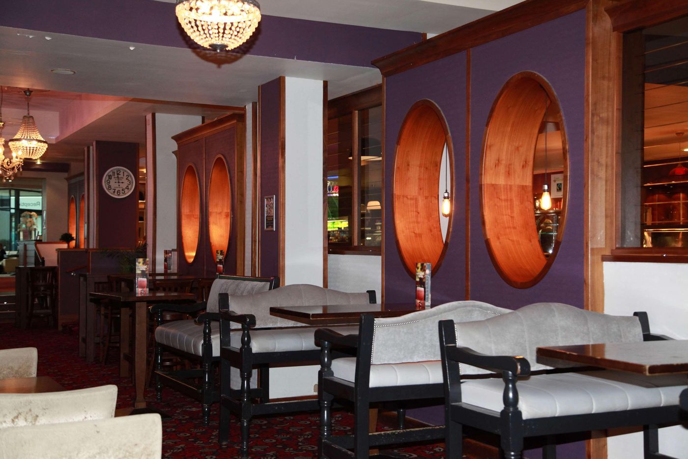 The-Green-Isle-Hotel-Dublin-Bar-11