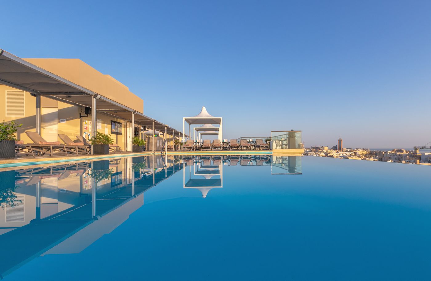 4 AX The Palace - Facilities - Outdoor Pool 2.jpg