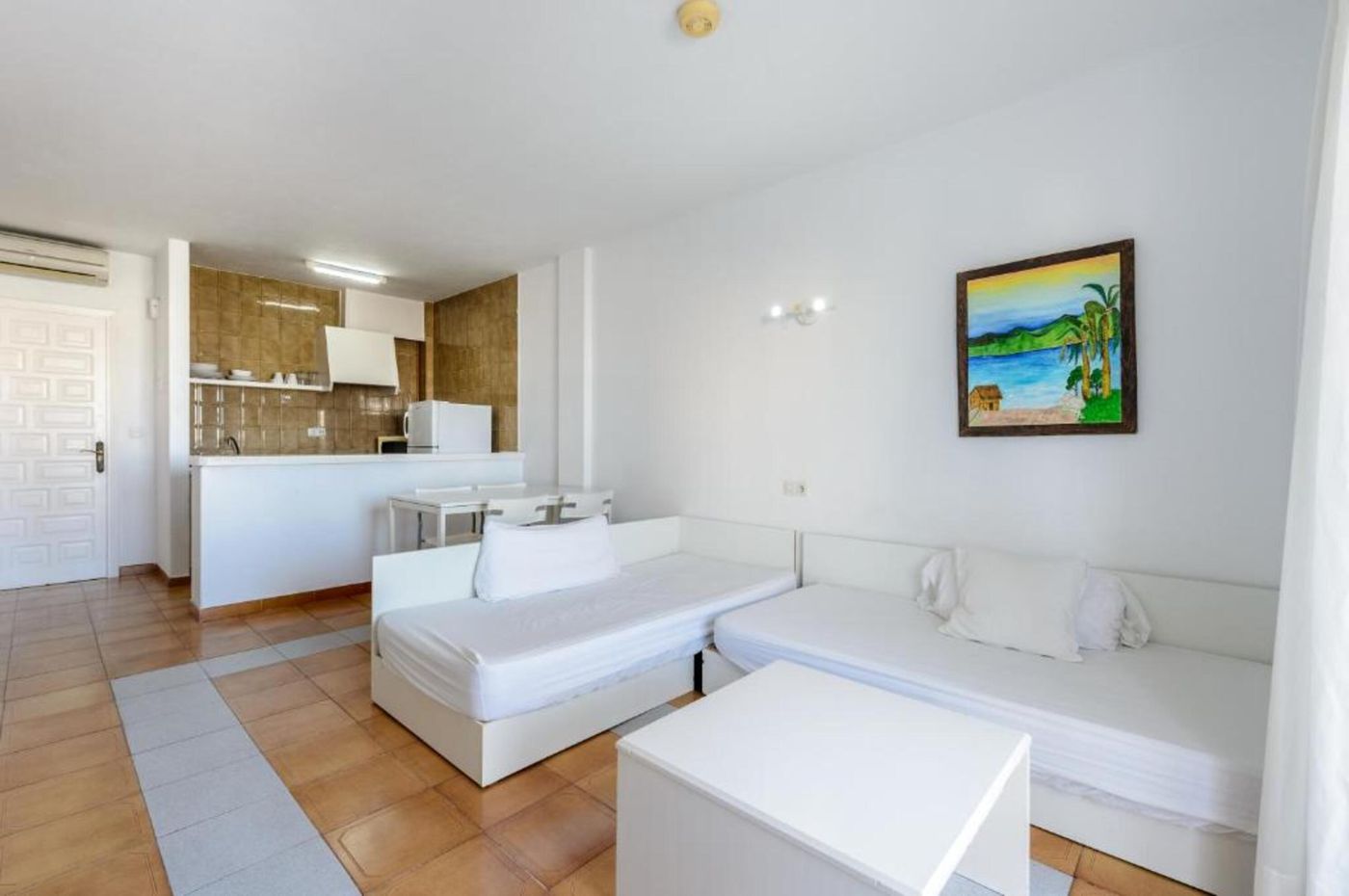 Apartamentos-San-Antonio-Beach-Room-17