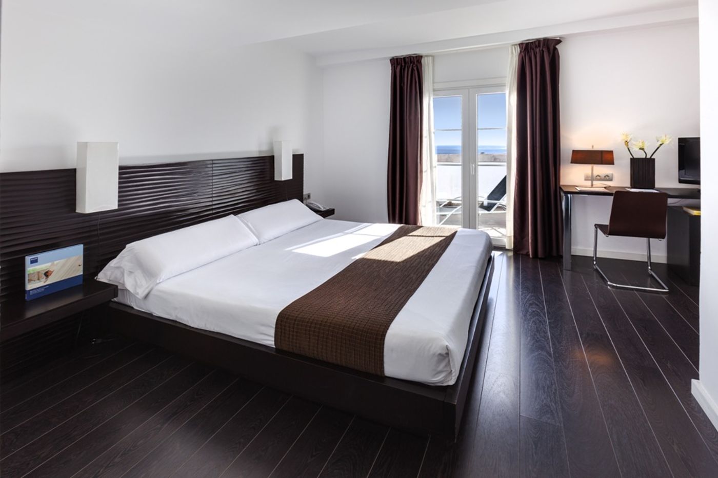 Occidental Santa Cruz Contemporaneo