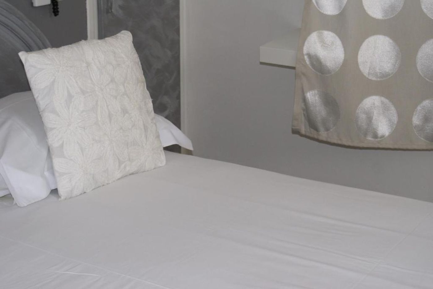 Logis Hôtel le Petit Manoir-France-LES ANGLES-Room-9