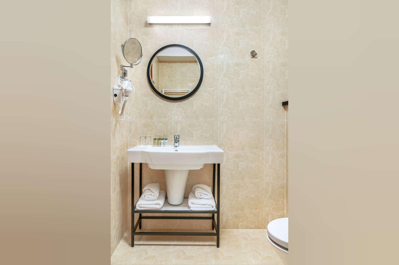 Metropolo-By-Golden-Tulip-Room-33