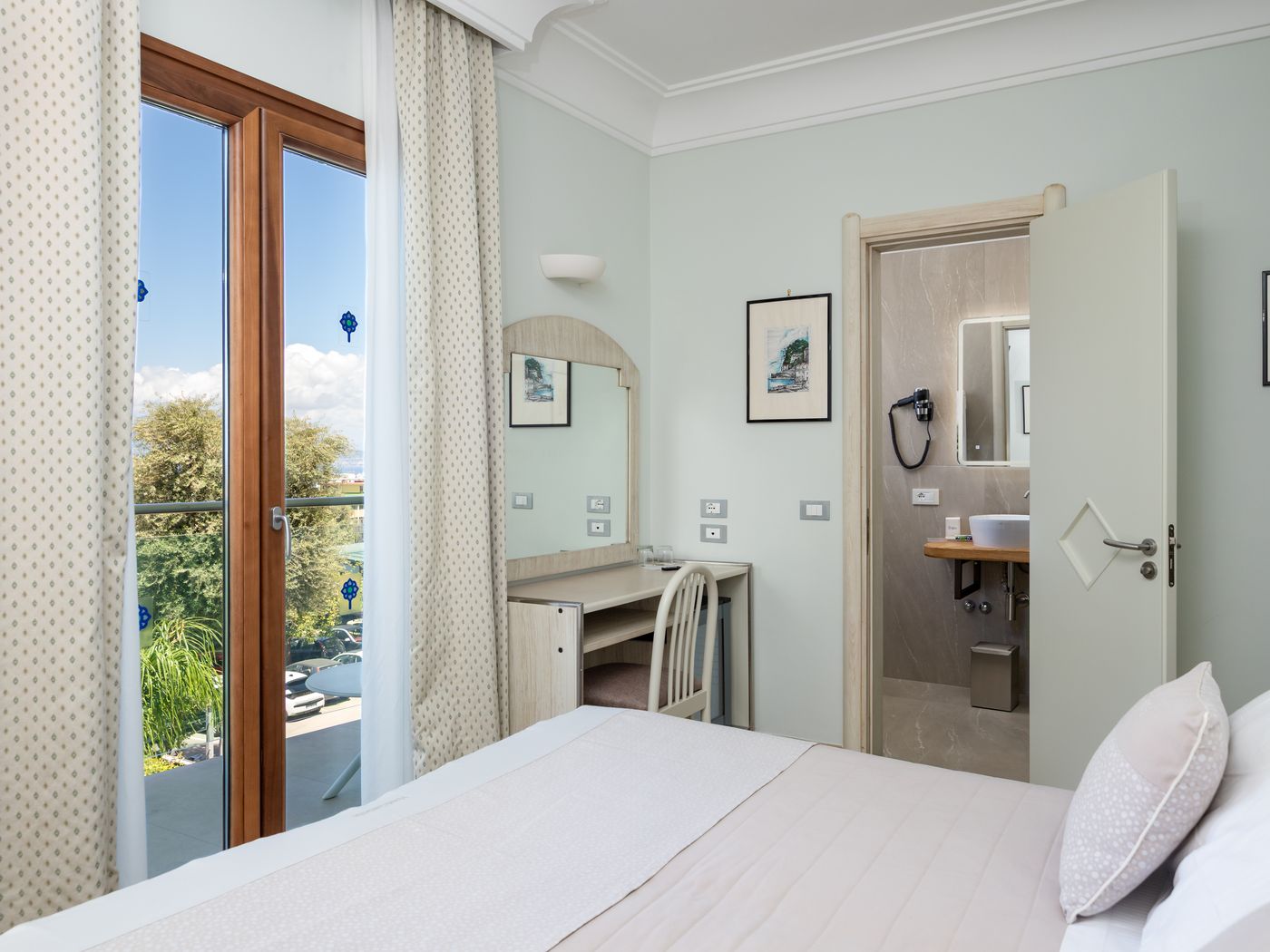 Comfort-Hotel-Gardenia-Sorrento-Coast-Room-42