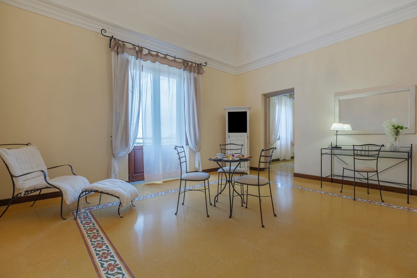 Villa-Zina-Park-Hotel-Room-25