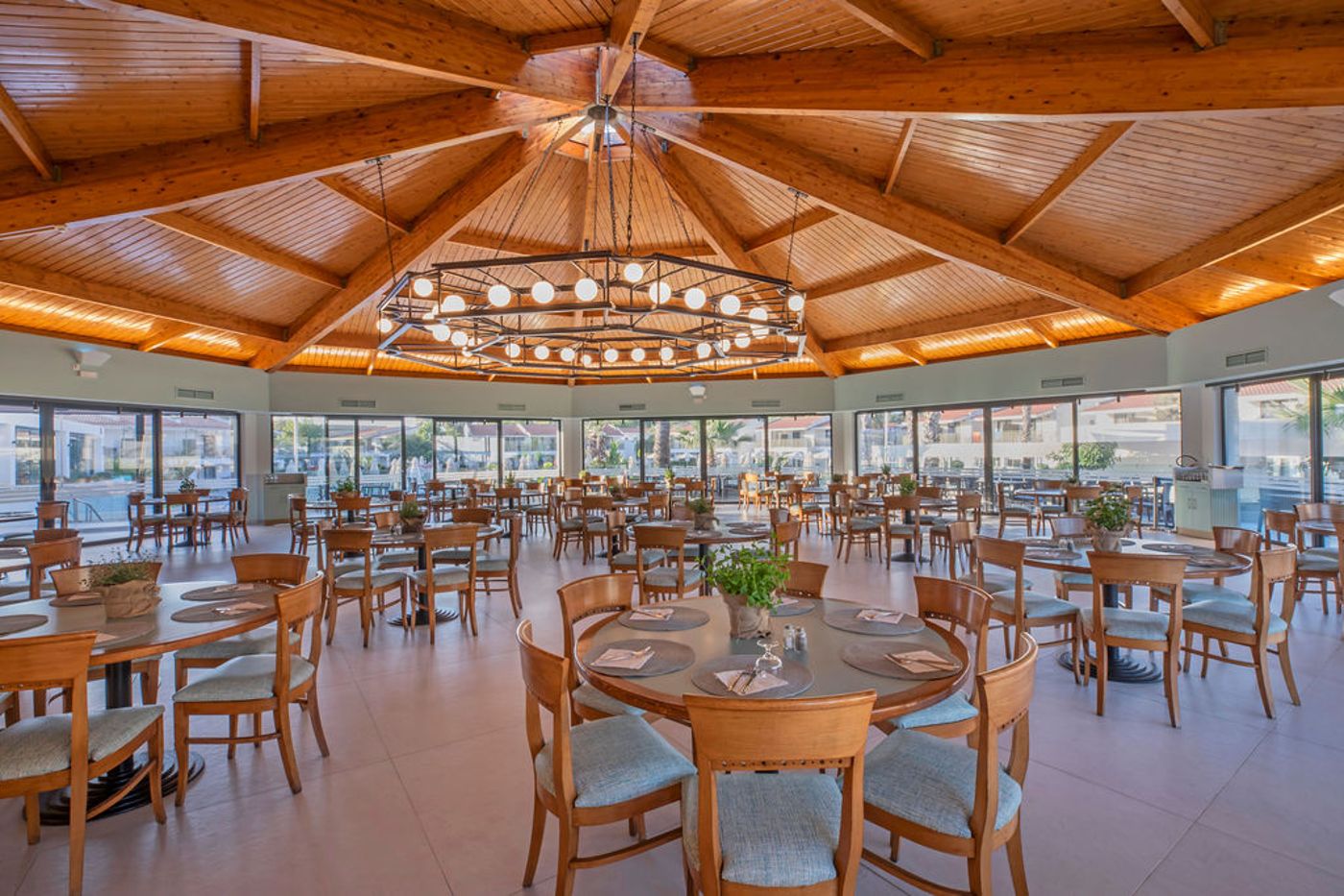 Golden-Coast-Hotel-and-Bungalows-Restaurant-37