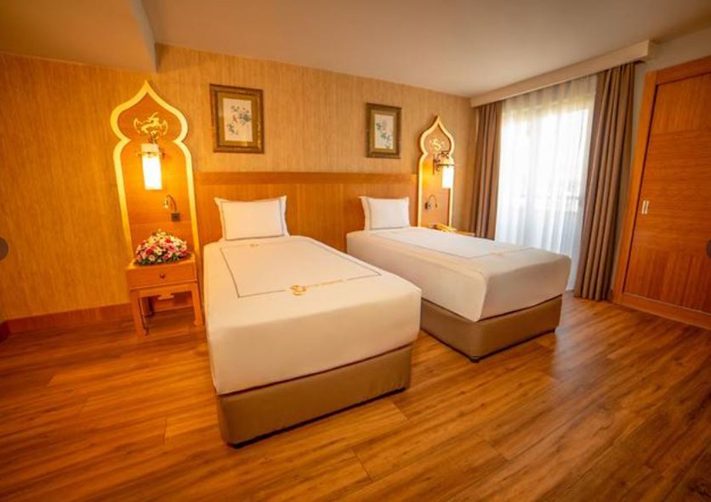 Royal-Dragon-Hotel-Room-36