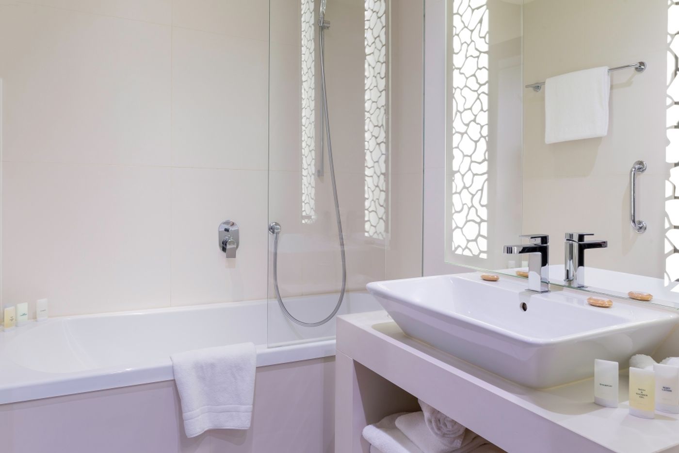 N-vY-Manotel-Room-22