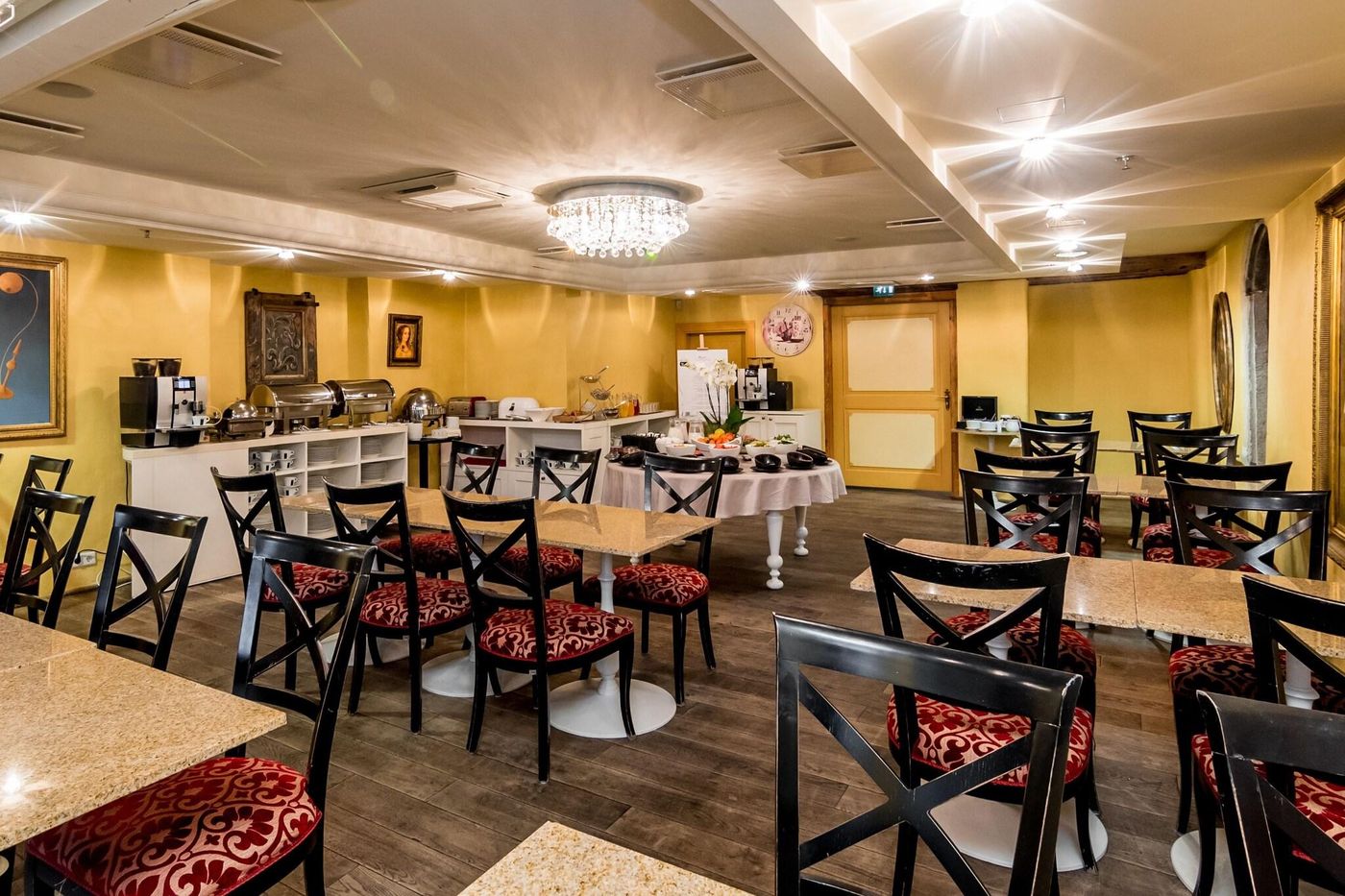 Meriton-Old-Town-Garden-Restaurant-17