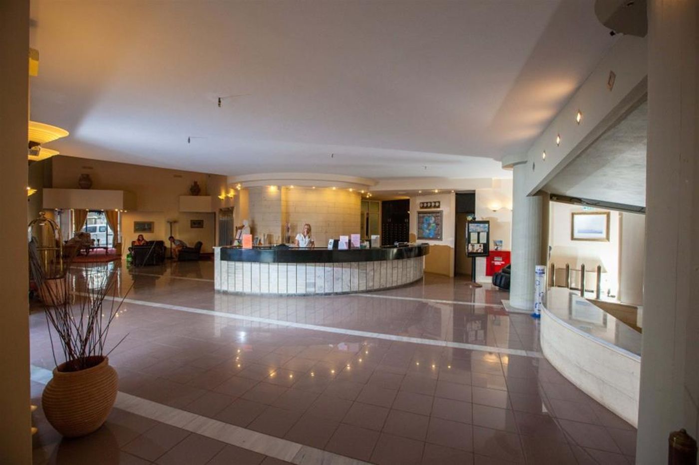 Santa-Marina-Lobby-38