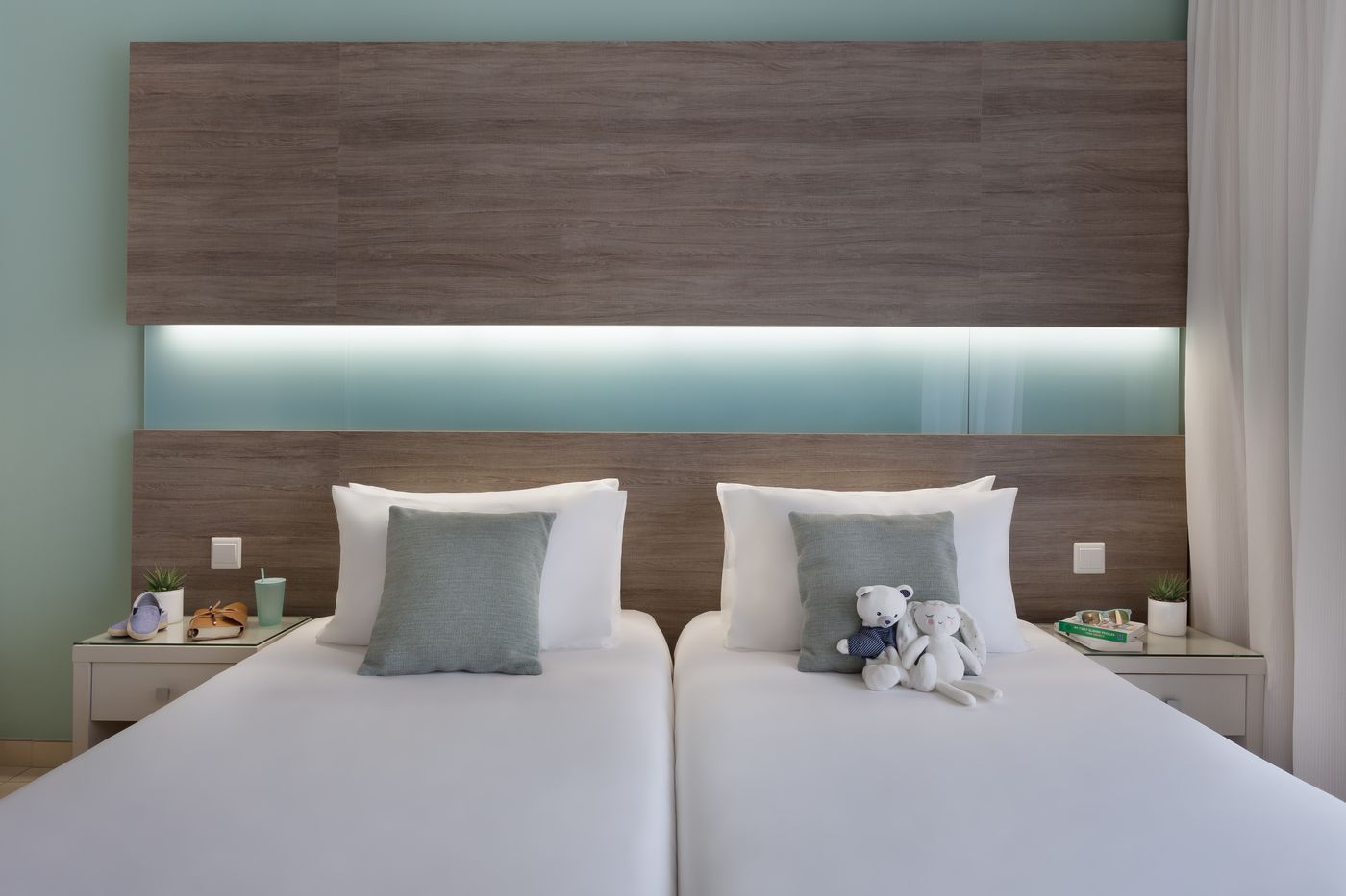 Hotel-115-The-Strand-Hotel-and-Suites-Room-28