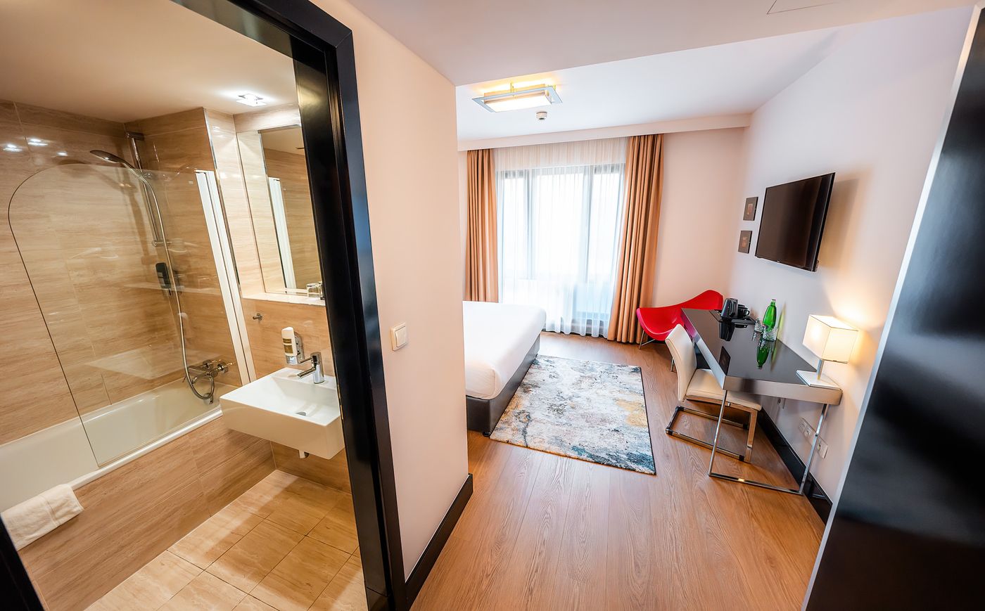 Grand-Majestic-Plaza-Hotel-Room-35