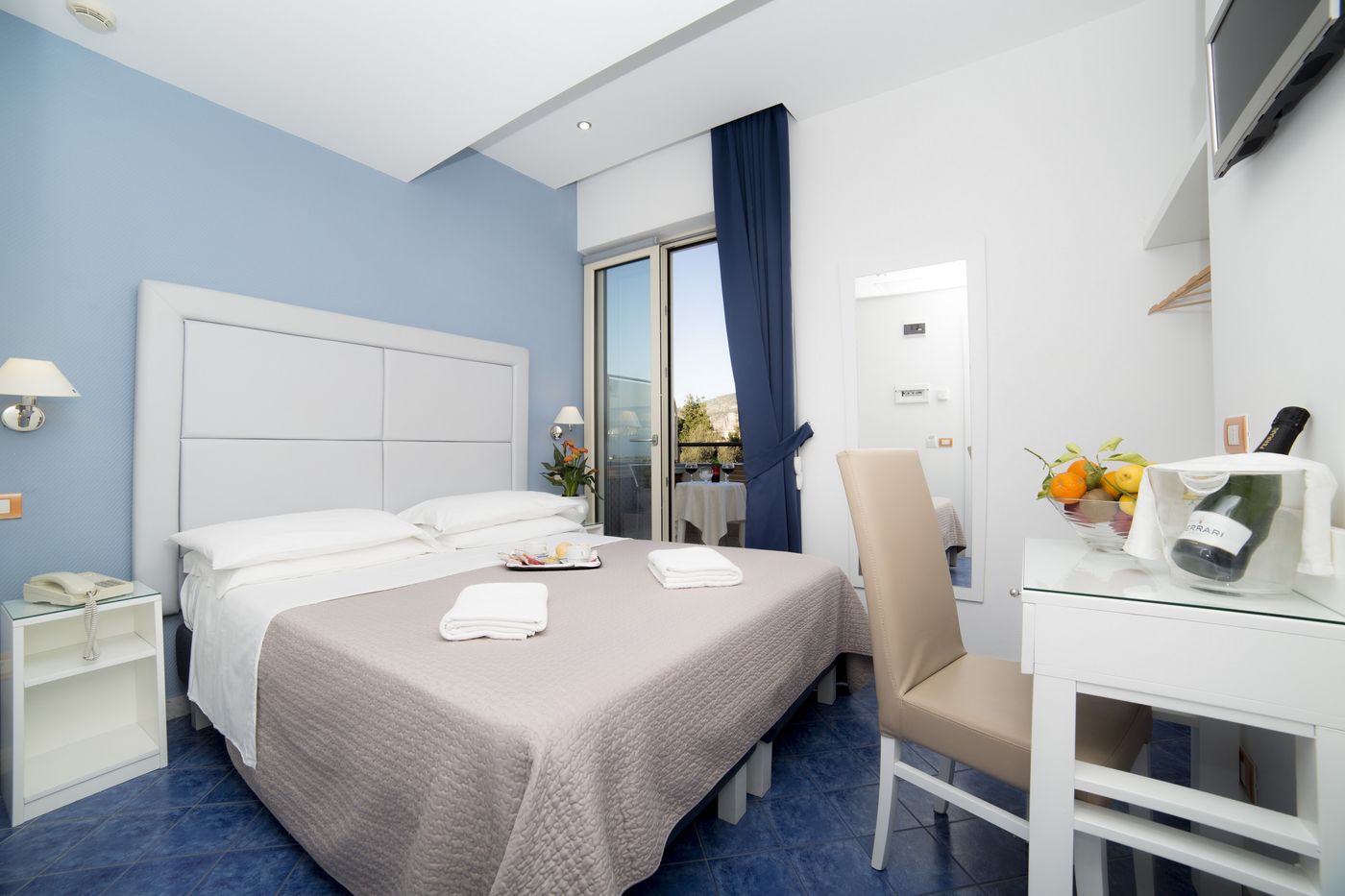 Club-Sorrento-Room-16