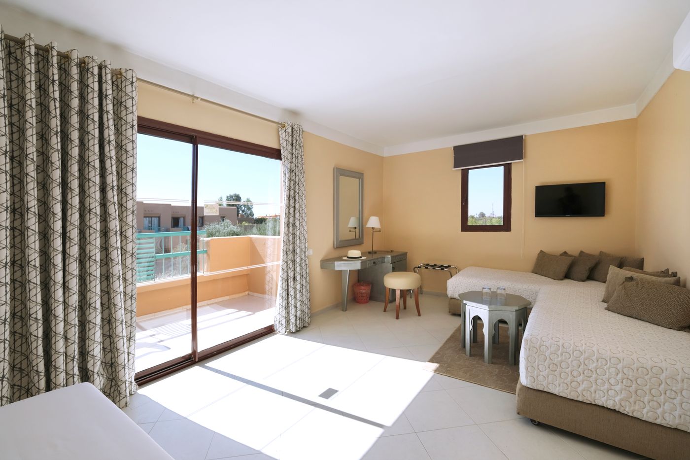 Valeria-Madina-Club-Room-26