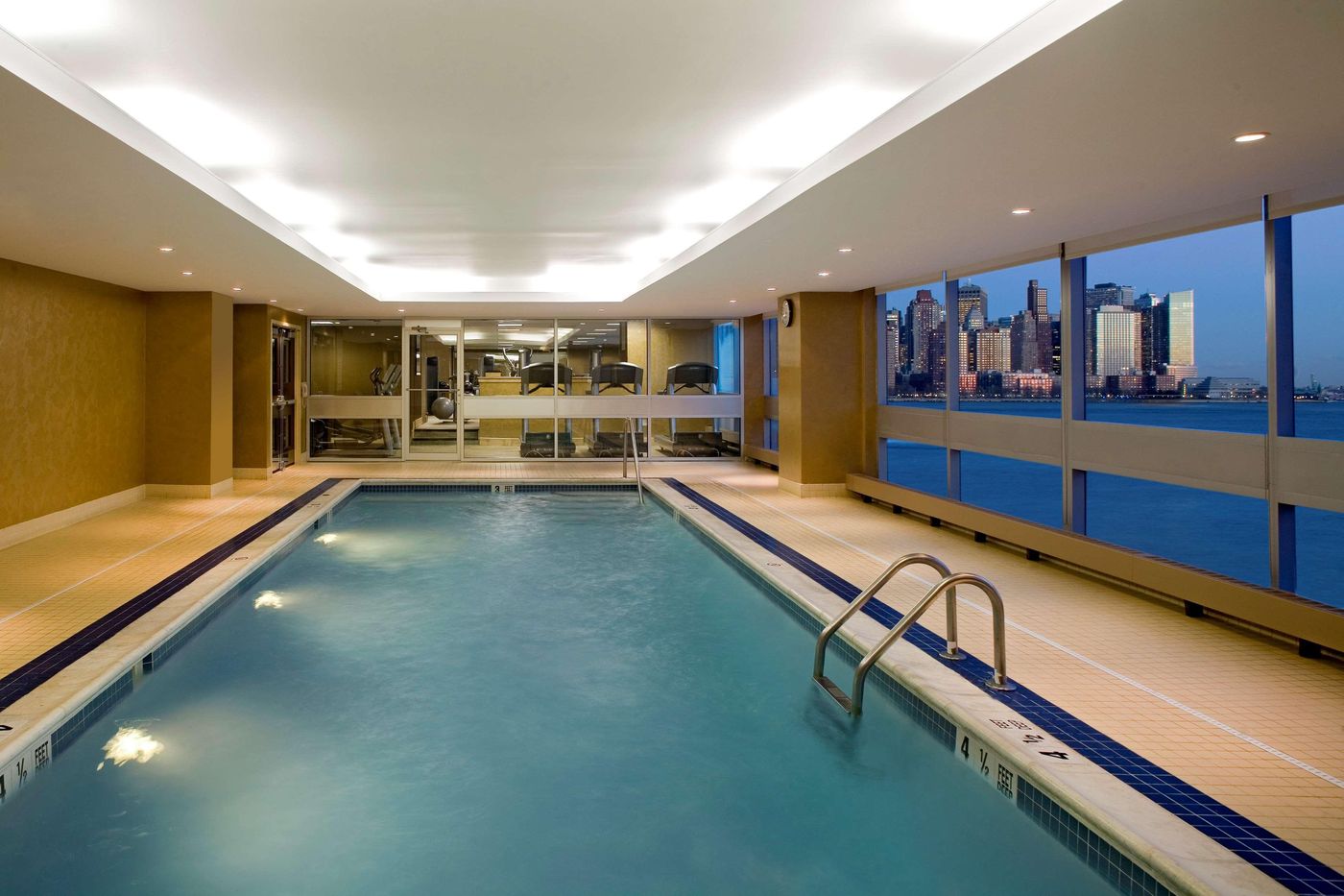 Hyatt-Regency-Jersey-City-on-the-Hudson-Pool-31