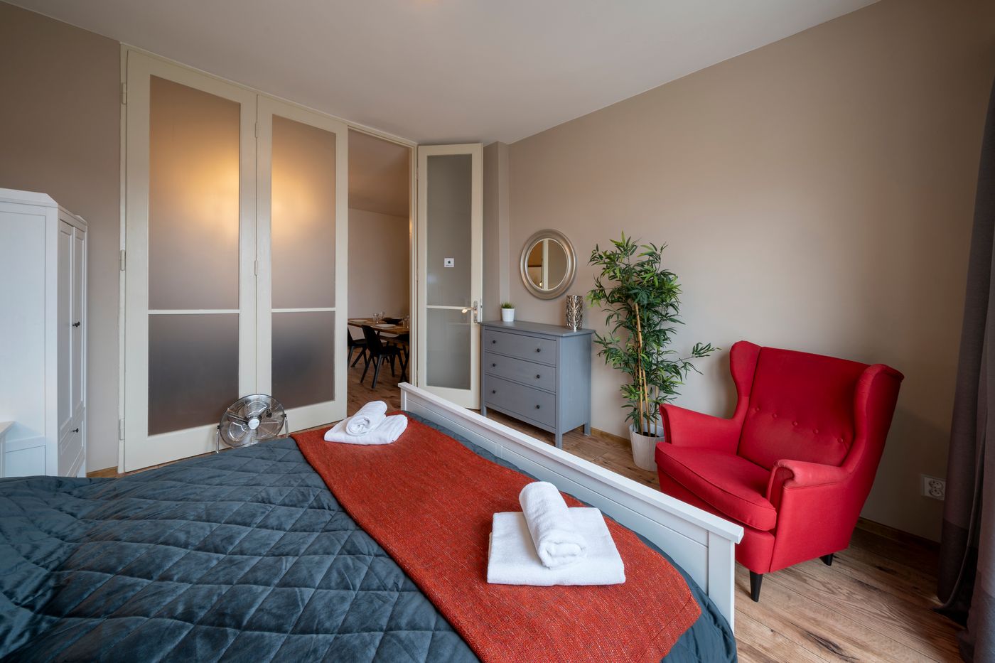 Apple-Apartments-Room-22