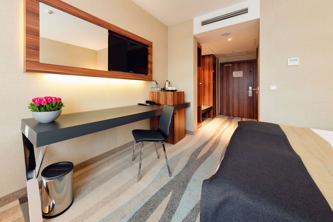 Warsaw-Plaza-Hotel-Room-11