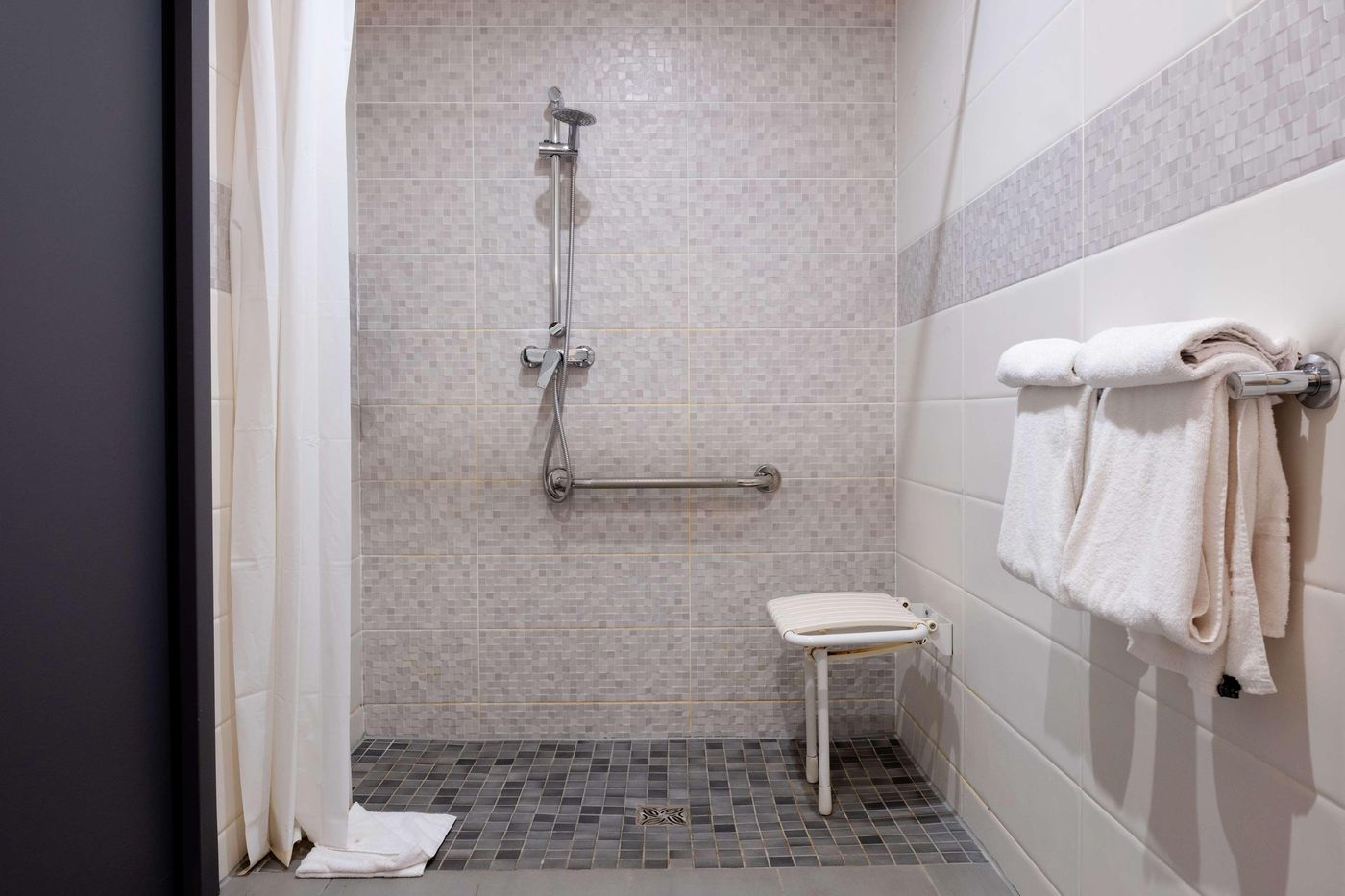 Kyriad-Par----s-10---Canal-Saint-Martin--R----publique-Room-57