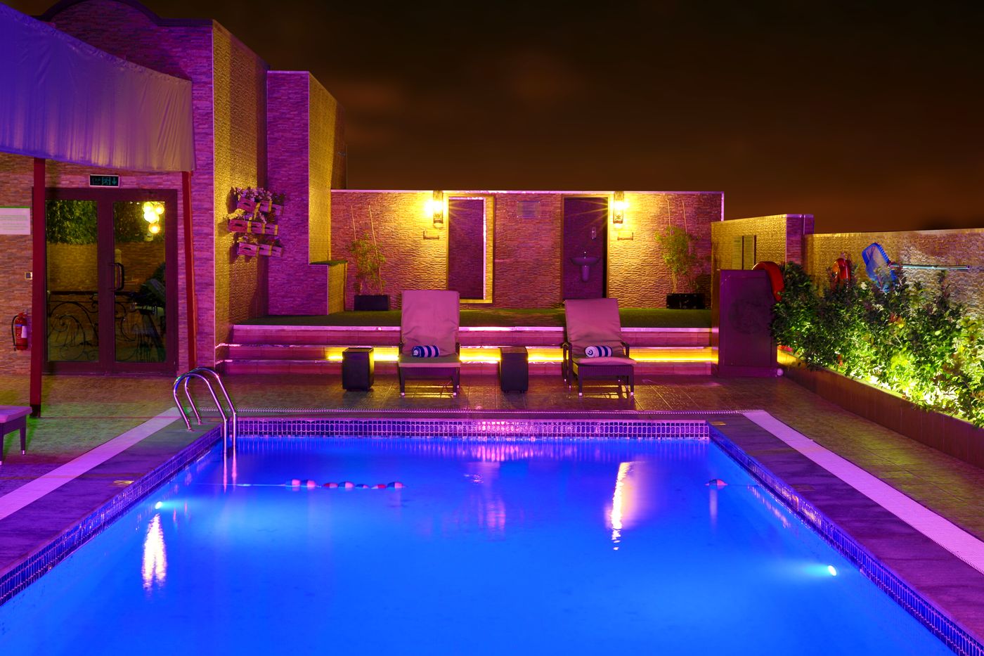 Excelsior-Hotel-Downtown-Pool-3