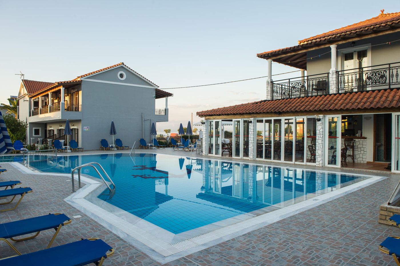 Makis Studios & Apartments